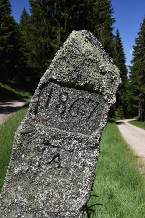 Steinerner Wegweiser